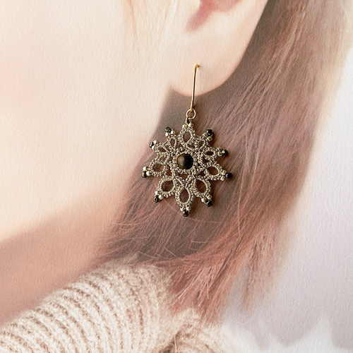 上品なゴールドラメモチーフ タティングレース ピアス イヤリング  