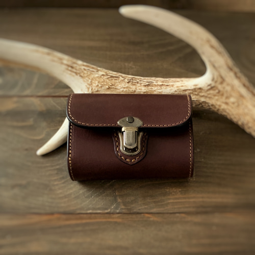 クラシカルな差し込み錠と丸々ボディが可愛い財布Little lily ブラウン