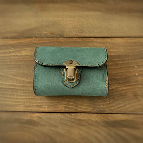 クラシカルな差し込み錠と丸々ボディが可愛い財布Little lily