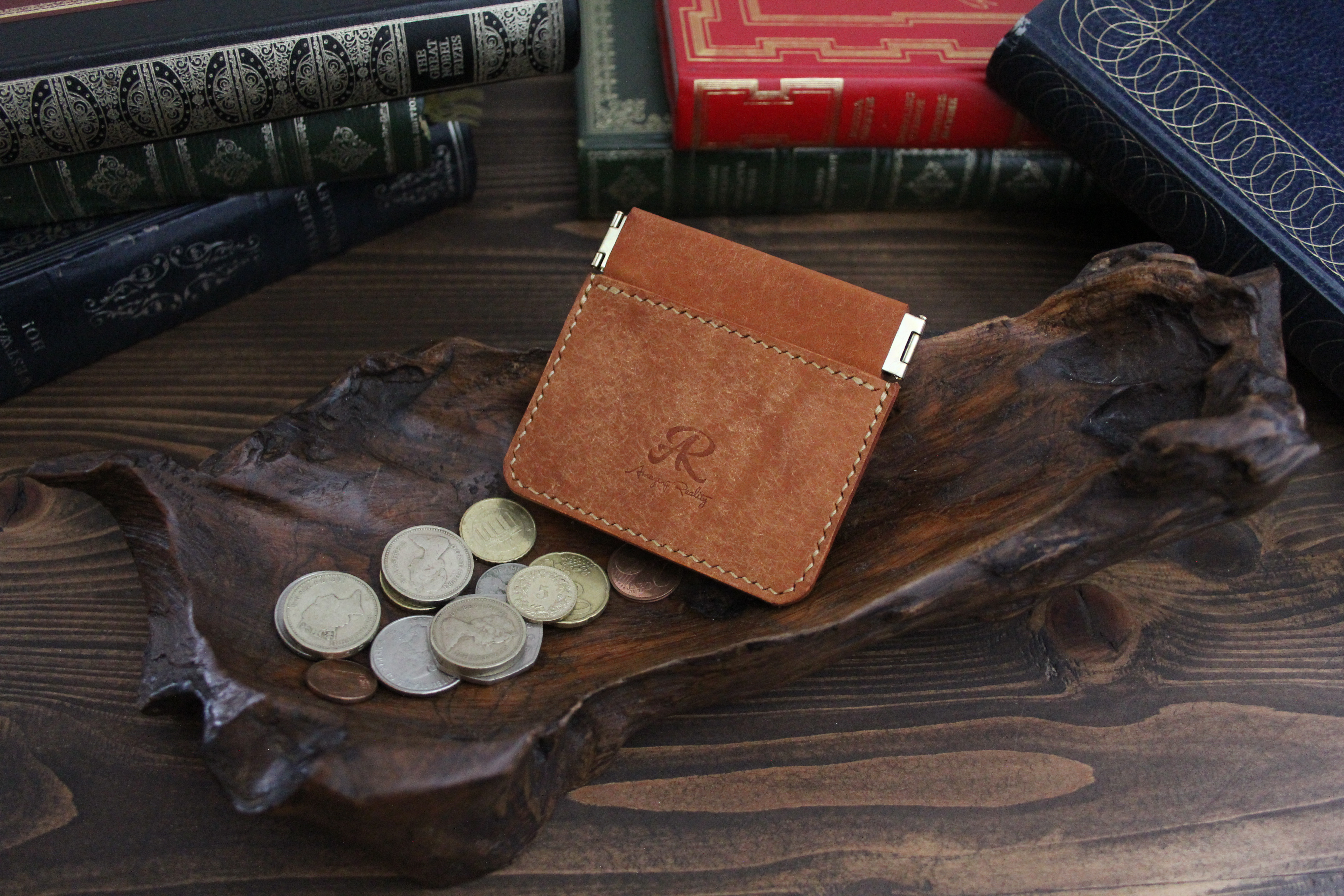 革を育てる【プエブロ】薄いコインケース【コニャック】片手で開けれる。小物入れとしてもお使いいただけます。