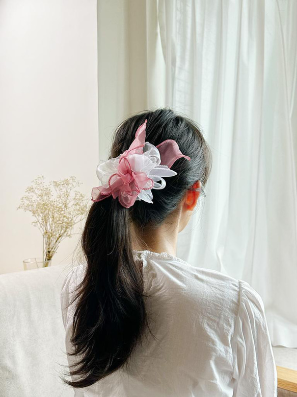 ピンクフラワーリボン編み込みスクラッチヘアアクセサリー 1枚目の画像