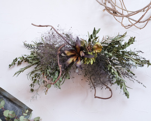 リーフとホワイトの小花 風を感じて スモークツリー 横長スワッグ 作品