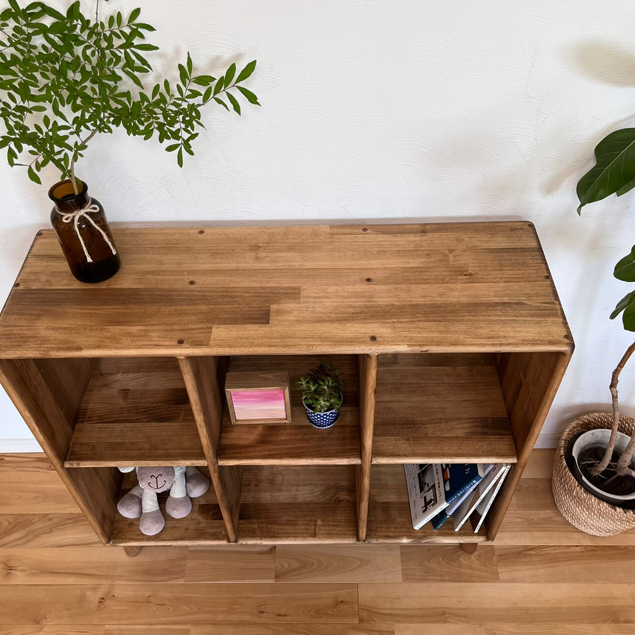 【すべての角を丸め、家族みんなが安心して使える収納棚】パイン材　脚付　六升　ダークウォルナット　本棚【サイズオーダー可】