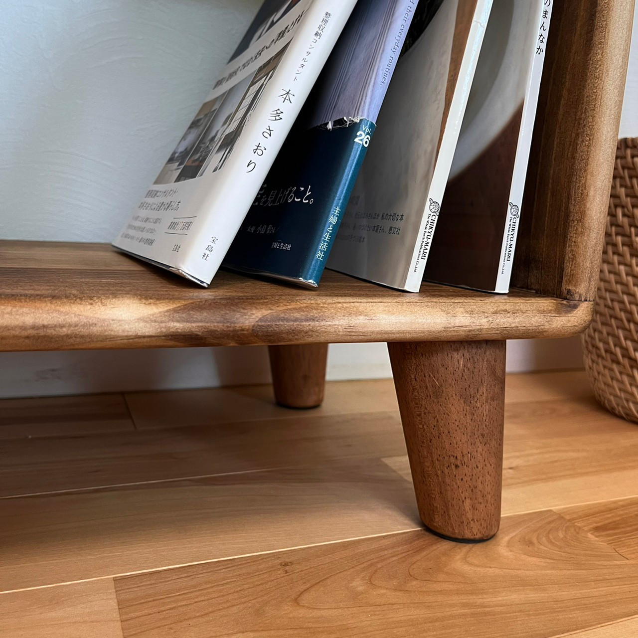 【すべての角を丸め、家族みんなが安心して使える収納棚】パイン材　脚付　六升　ダークウォルナット　本棚【サイズオーダー可】