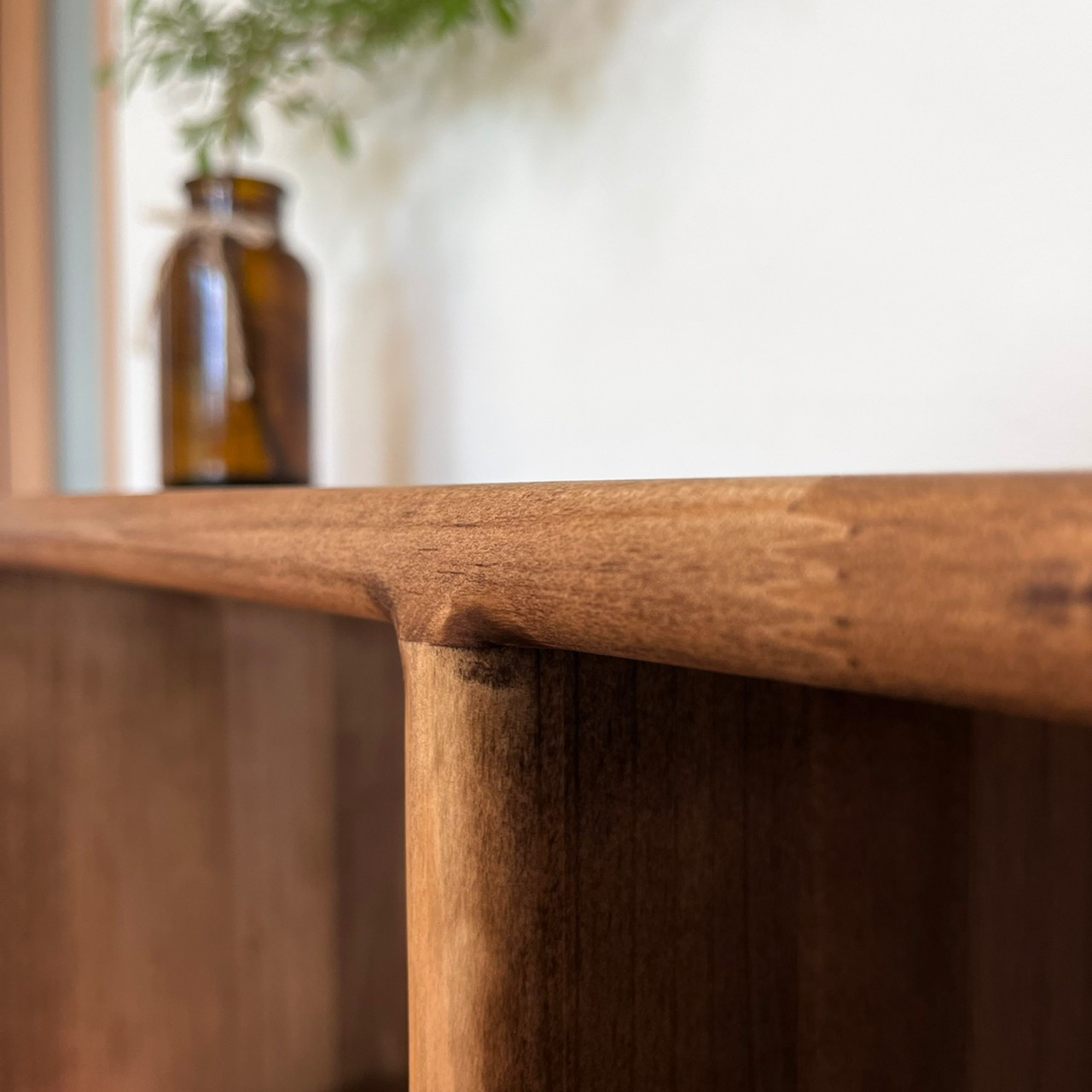 【すべての角を丸め、家族みんなが安心して使える収納棚】パイン材　脚付　六升　ダークウォルナット　本棚【サイズオーダー可】