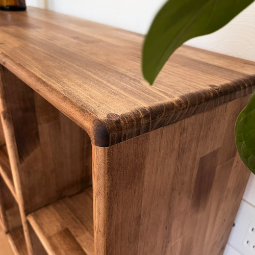 すべての角を丸め、家族みんなが安心して使える収納棚】パイン材 脚付