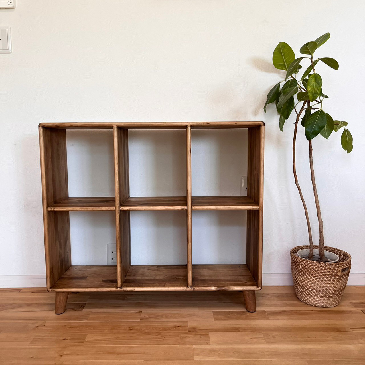 【すべての角を丸め、家族みんなが安心して使える収納棚】パイン材　脚付　六升　ダークウォルナット　本棚【サイズオーダー可】