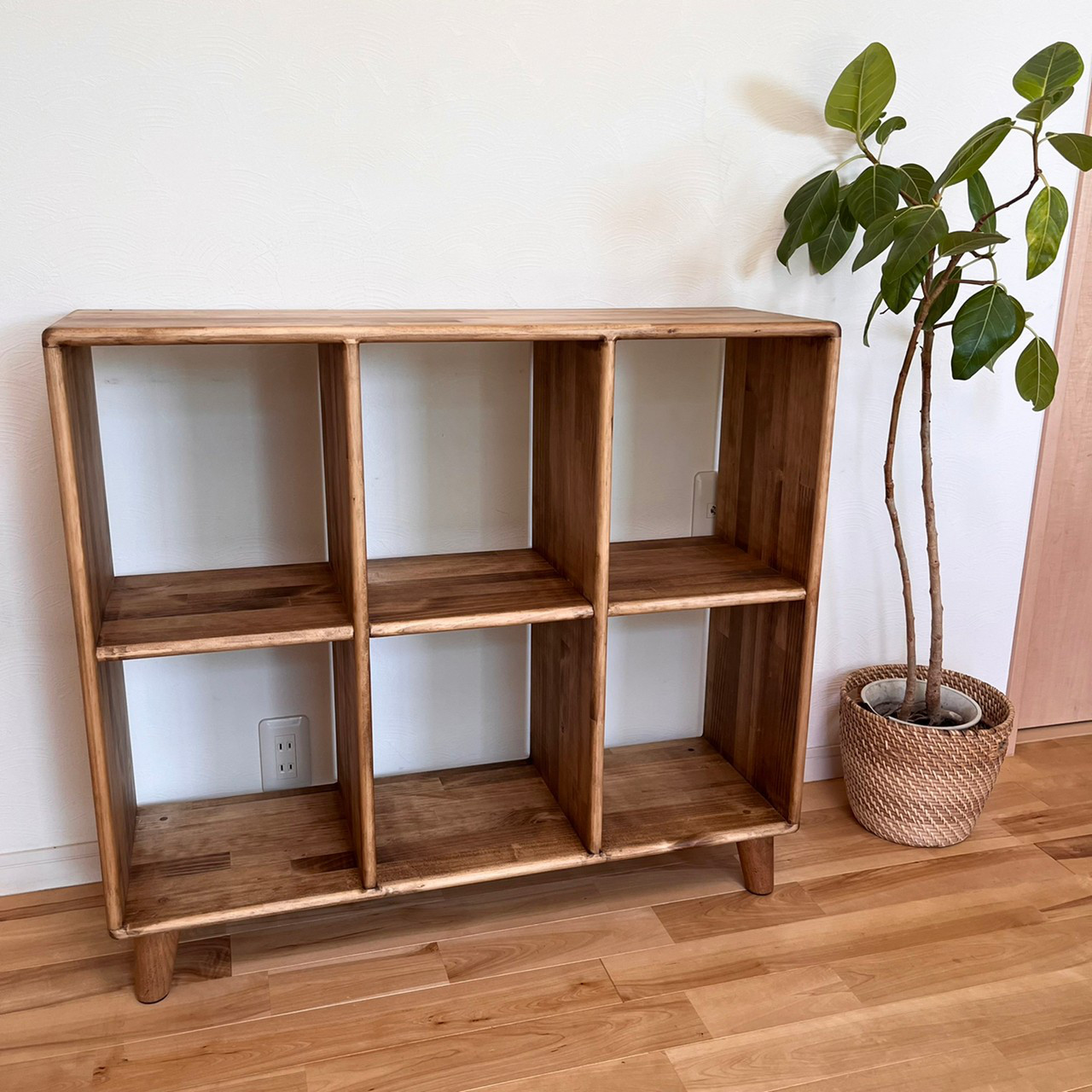 【すべての角を丸め、家族みんなが安心して使える収納棚】パイン材　脚付　六升　ダークウォルナット　本棚【サイズオーダー可】