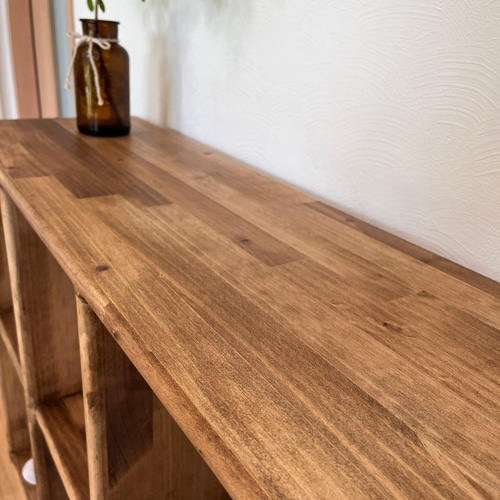 すべての角を丸め、家族みんなが安心して使える収納棚】パイン材 脚付