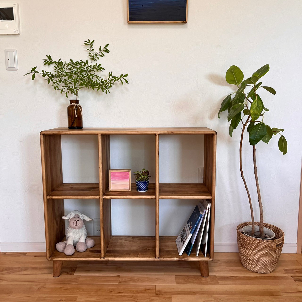 【すべての角を丸め、家族みんなが安心して使える収納棚】パイン材　脚付　六升　ダークウォルナット　本棚【サイズオーダー可】