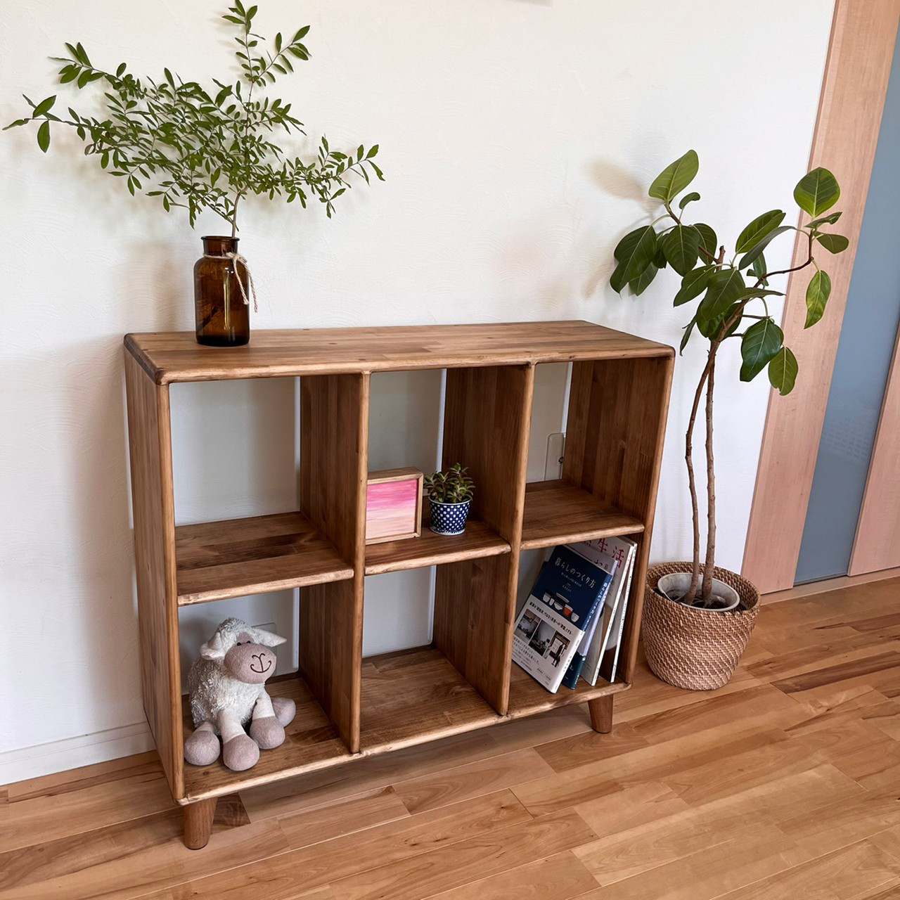 【すべての角を丸め、家族みんなが安心して使える収納棚】パイン材　脚付　六升　ダークウォルナット　本棚【サイズオーダー可】