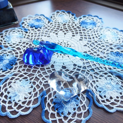 涼しげな青と水色のグラデーションのレース糸で編んだひまわりのドイリー 5枚目の画像