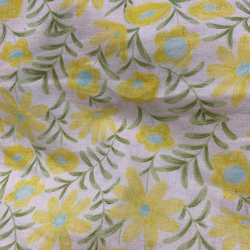 【生地】プリント花柄・スケア・黄色・手書き風でかわいい！綿100％・50ｃｍ～ 1枚目の画像