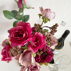 フューシャのバラとアネモネのアンティークアレンジメント〜le château de rose 8枚目の画像