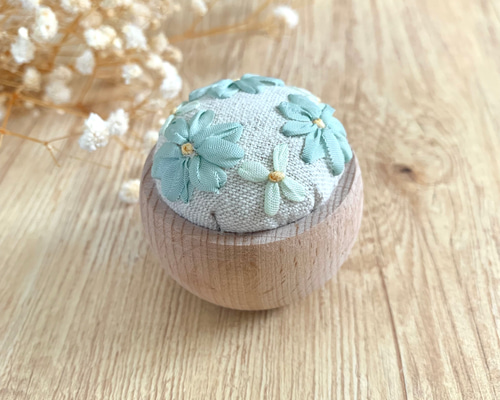 青いリボンのドールのピンクッション 【公式通販】