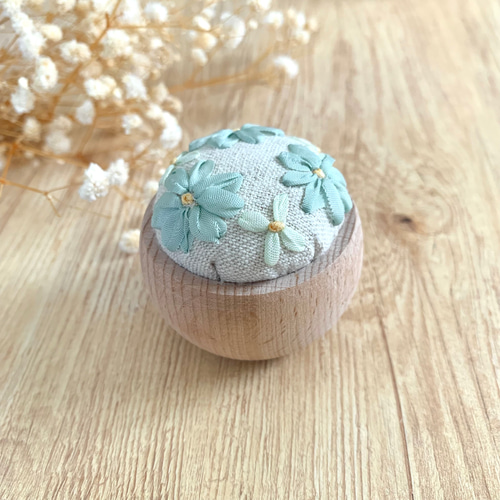 再販】リボン刺繍のピンクッション ブルーデージー 針山 その他