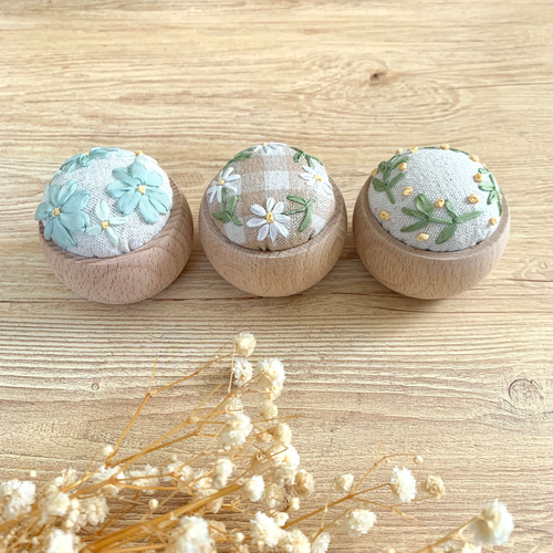 再販】リボン刺繍のピンクッション ブルーデージー 針山 その他