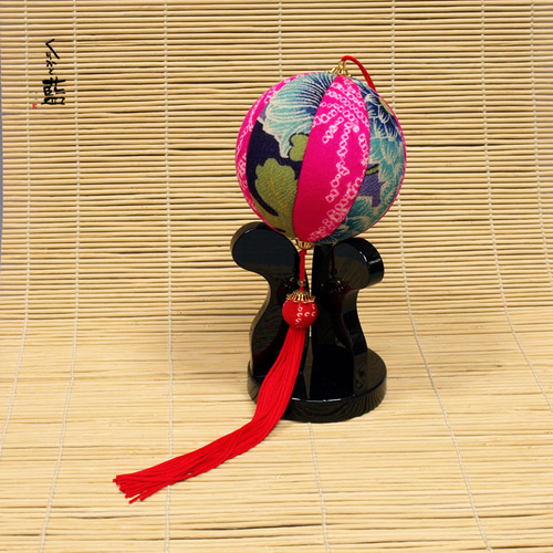 毬飾り 木目込み ちりめん細工 古布 時代縮緬 黒台別売り s2191