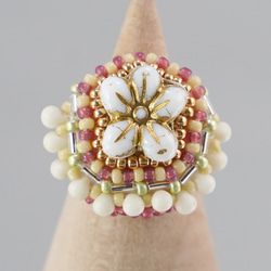 Chatty 戒指 151，一種尺寸適合所有人，珠繡戒指，花朵，超大戒指，也非常適合圍巾 第4張的照片