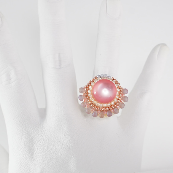 スカーフ留めにも おしゃべりな指輪152 フリーサイズ　ビーズ刺繍のリング　ピンク　おおぶりリング 5枚目の画像