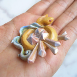 結晶を抱く蛇　(ブローチ · 帯留め) 3枚目の画像