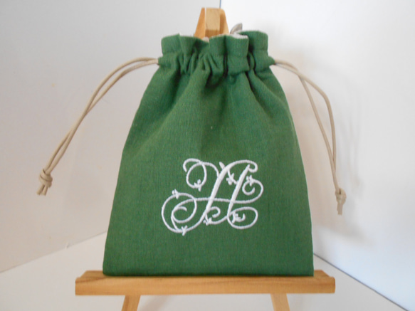 リネンの選べるイニシャル刺繍の巾着ポーチ　小　グリーン　 3枚目の画像