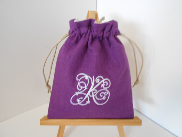リネンの選べるイニシャル刺繍の巾着ポーチ　小　パープル 3枚目の画像