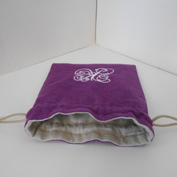 リネンの選べるイニシャル刺繍の巾着ポーチ　小　パープル 7枚目の画像