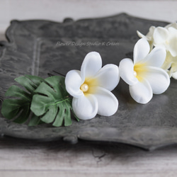 清楚な白いプルメリアと紫陽花のヘッドドレス　ウェディング　白　ホワイト　リゾ婚　紫陽花　プルメリア　清楚　結婚式 7枚目の画像