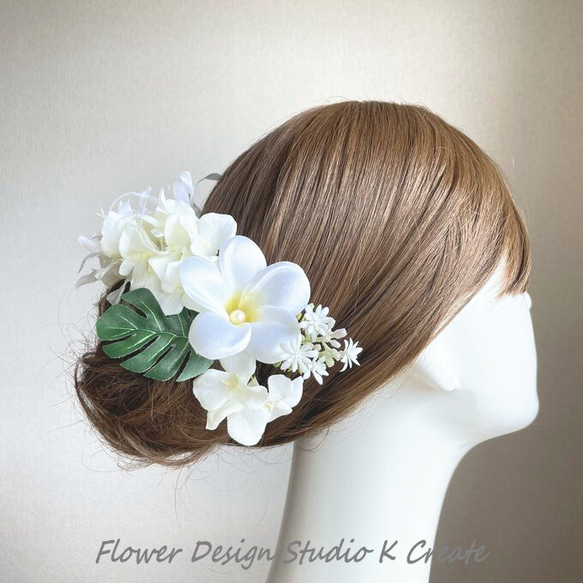 清楚な白いプルメリアと紫陽花のヘッドドレス　ウェディング　白　ホワイト　リゾ婚　紫陽花　プルメリア　清楚　結婚式 2枚目の画像