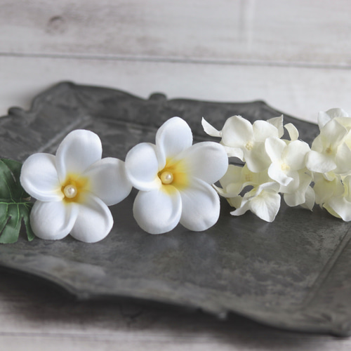 清楚な白いプルメリアと紫陽花のヘッドドレス ウェディング 白