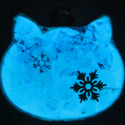 ◇3267 ✨蓄光ブルーハワイの猫　かき氷のストラップ ※暗闇で光ます・１点物 3枚目の画像