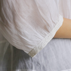 女性化且令人印象深刻的蕾絲襯衫，半袖，亞麻，白色 230615-1 第10張的照片