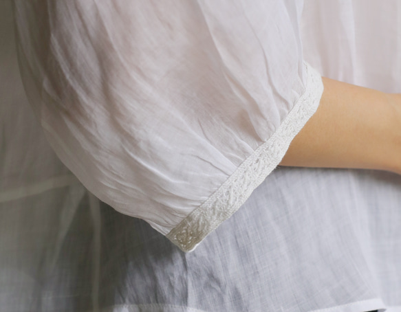 女性化且令人印象深刻的蕾絲襯衫，半袖，亞麻，白色 230615-1 第10張的照片