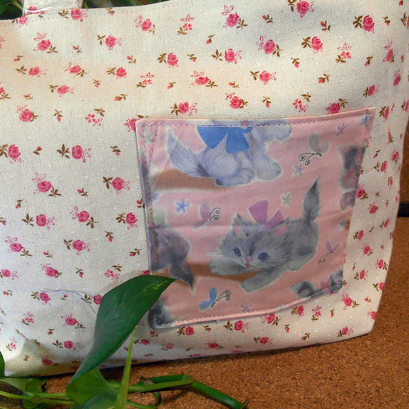 小花柄と猫さんのハンドバッグ 2枚目の画像