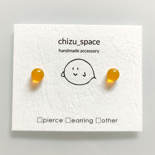 ガラス イエロー 一粒ピアス イエロー》シンプルなガラスの小粒ピアス ピアス（スタッド・一