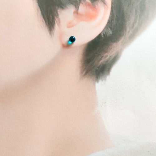 ♡ハンドメイド デザイン ピアス アクセサリー 小粒 ターコイズブルーno39 ターコイズブルー》シンプルなガラスの小粒ピアス ピアス