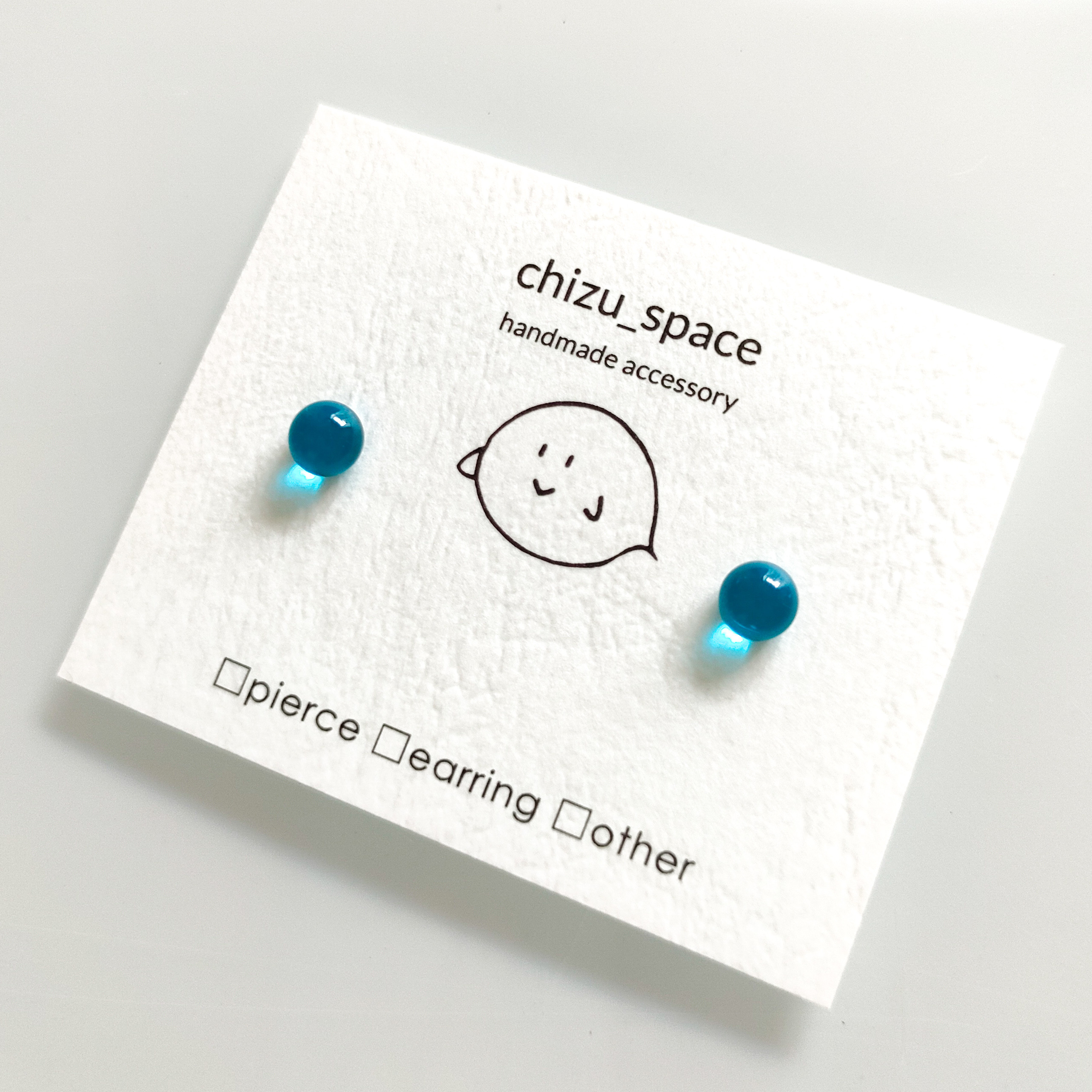 ♡ハンドメイド デザイン ピアス アクセサリー 小粒 ターコイズブルーno39 ターコイズブルー》シンプルなガラスの小粒ピアス ピアス