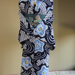 ◇現代 有松鳴海絞　浴衣◇【濃紺　水色　黄】優しい桔梗に黄色が幻想的な蛍のようにアクセント　スモールサイズ裄67ｃｍ 4枚目の画像