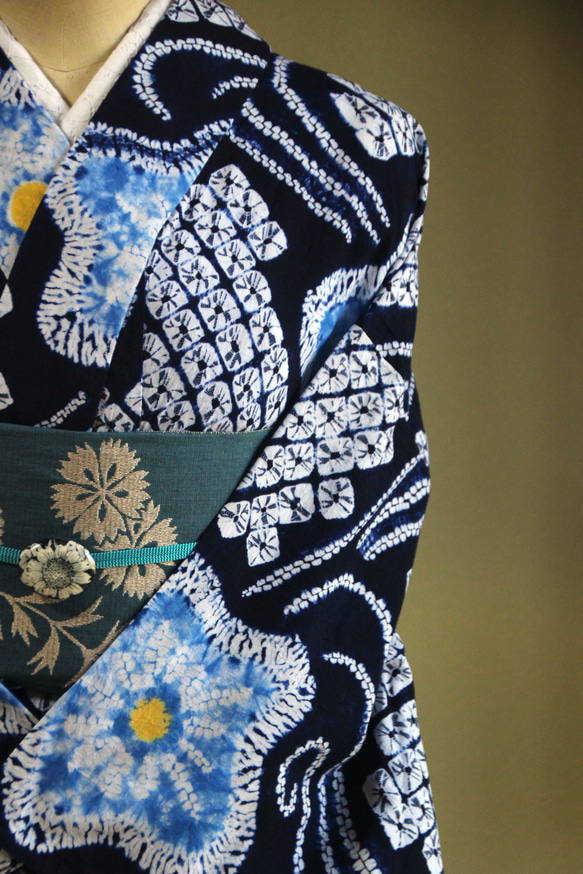 ◇現代 有松鳴海絞　浴衣◇【濃紺　水色　黄】優しい桔梗に黄色が幻想的な蛍のようにアクセント　スモールサイズ裄67ｃｍ 2枚目の画像