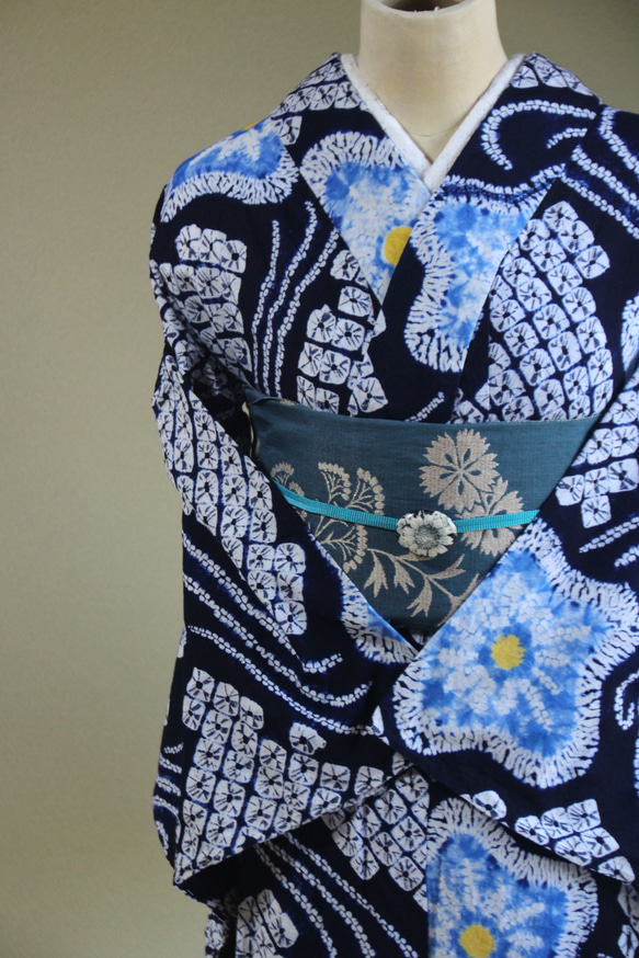 ◇現代 有松鳴海絞　浴衣◇【濃紺　水色　黄】優しい桔梗に黄色が幻想的な蛍のようにアクセント　スモールサイズ裄67ｃｍ 7枚目の画像