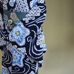 ◇現代 有松鳴海絞　浴衣◇【濃紺　水色　黄】優しい桔梗に黄色が幻想的な蛍のようにアクセント　スモールサイズ裄67ｃｍ 12枚目の画像