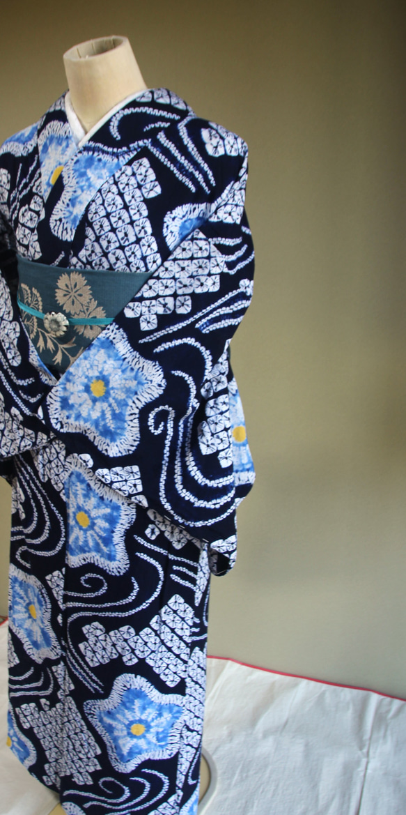◇現代 有松鳴海絞　浴衣◇【濃紺　水色　黄】優しい桔梗に黄色が幻想的な蛍のようにアクセント　スモールサイズ裄67ｃｍ 12枚目の画像