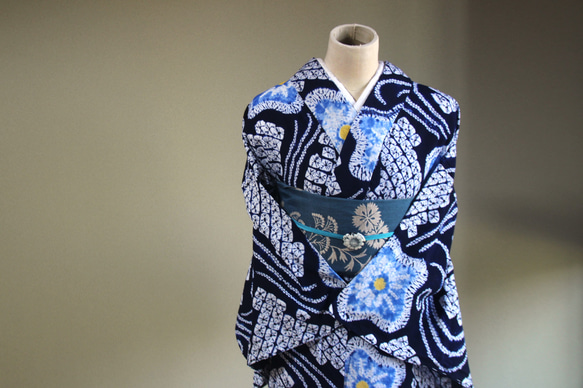 ◇現代 有松鳴海絞　浴衣◇【濃紺　水色　黄】優しい桔梗に黄色が幻想的な蛍のようにアクセント　スモールサイズ裄67ｃｍ 8枚目の画像