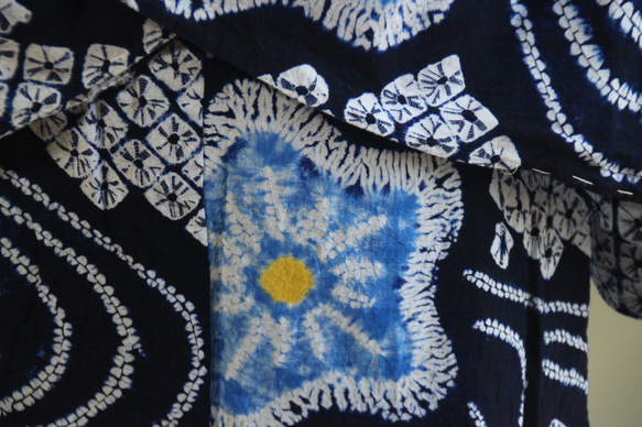 ◇現代 有松鳴海絞　浴衣◇【濃紺　水色　黄】優しい桔梗に黄色が幻想的な蛍のようにアクセント　スモールサイズ裄67ｃｍ 3枚目の画像