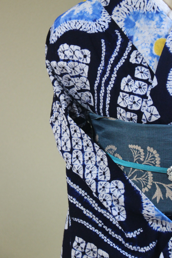 ◇現代 有松鳴海絞　浴衣◇【濃紺　水色　黄】優しい桔梗に黄色が幻想的な蛍のようにアクセント　スモールサイズ裄67ｃｍ 14枚目の画像