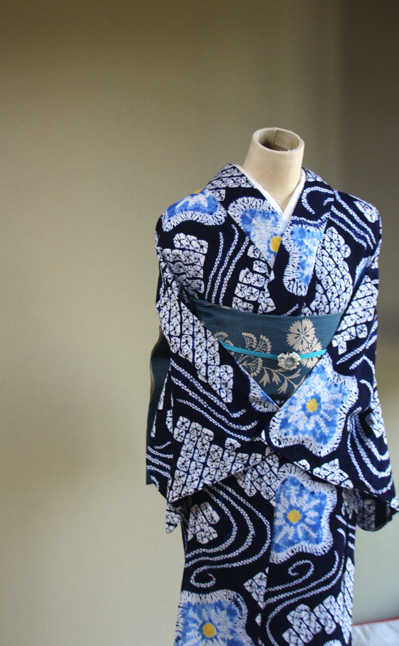 ◇現代 有松鳴海絞　浴衣◇【濃紺　水色　黄】優しい桔梗に黄色が幻想的な蛍のようにアクセント　スモールサイズ裄67ｃｍ 9枚目の画像