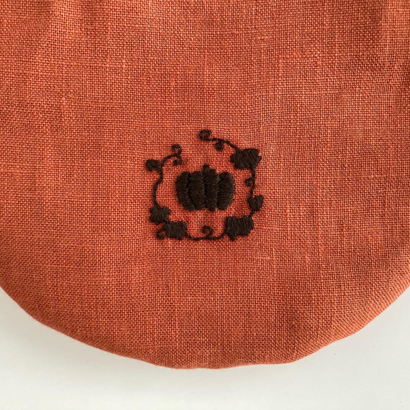 かぼちゃ手刺繍のリネンミニ丸巾着 5枚目の画像