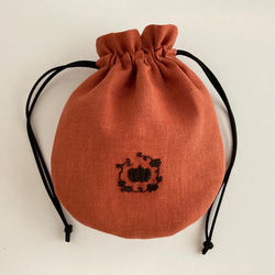 かぼちゃ手刺繍のリネンミニ丸巾着 3枚目の画像