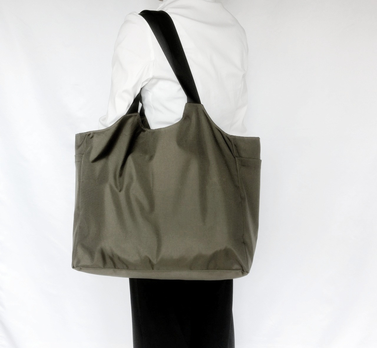 【防水・撥水】仕事でも遊びでも使える 何でも入るモノプリバッグ カーキ